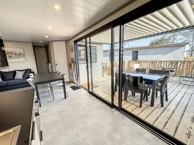 Balcon ou terrasse dans l'établissement Chalet Jullouville - 6 pers. - Piscine chauffée - Terrasse privative - Proche plage et commerces - FR-1-361-470