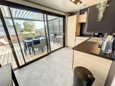 Cuisine ou kitchenette dans l'établissement Chalet Jullouville - 6 pers. - Piscine chauffée - Terrasse privative - Proche plage et commerces - FR-1-361-470