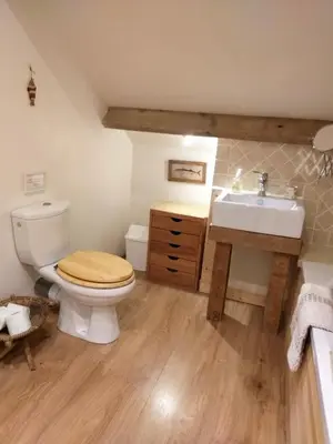 Salle de bains dans l'établissement La saunière - Chez Hélène - Gîtes en baie