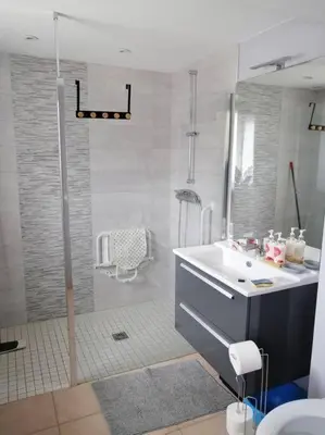 Salle de bains dans l'établissement Charmante petite maison de vacances