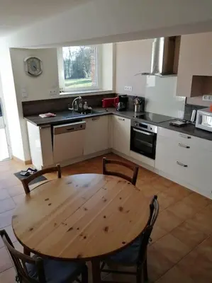 Cuisine ou kitchenette dans l'établissement Charmante petite maison de vacances