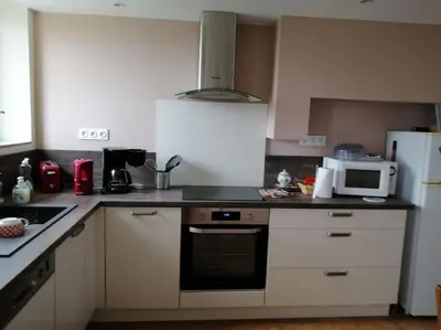 Cuisine ou kitchenette dans l'établissement Charmante petite maison de vacances