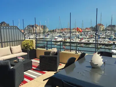 Coin salon dans l'établissement Loft duplex face au port, grande terrasse, plage pied, parking
