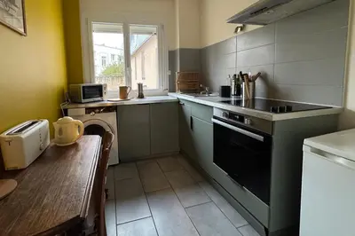 Cuisine ou kitchenette dans l'établissement Charming 44m near downtown