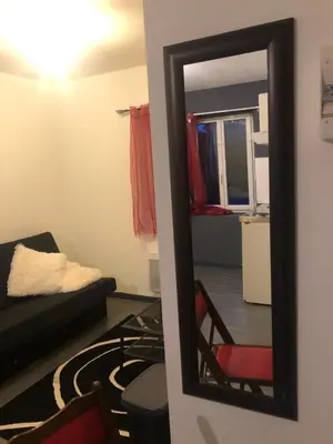 Coin salon dans l'établissement Petit appartement centre ville Granville