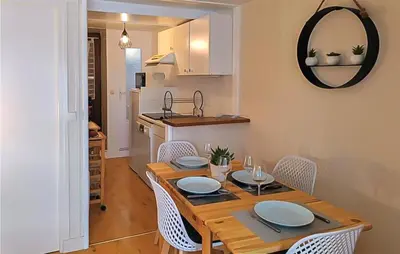 Cuisine ou kitchenette dans l'établissement Beautiful Apartment In Grandcamp-Maisy