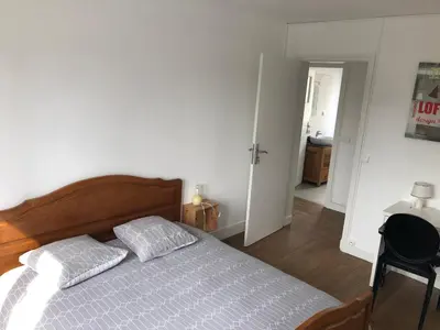 Un ou plusieurs lits dans un hébergement de l'établissement FENUA : gite 5 chambres 10 couchages en ville