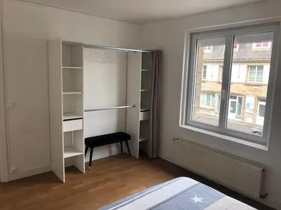 Un ou plusieurs lits dans un hébergement de l'établissement FENUA : gite 5 chambres 10 couchages en ville