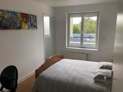 Un ou plusieurs lits dans un hébergement de l'établissement FENUA : gite 5 chambres 10 couchages en ville