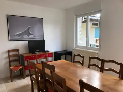 Télévision ou salle de divertissement dans l'établissement FENUA : gite 5 chambres 10 couchages en ville