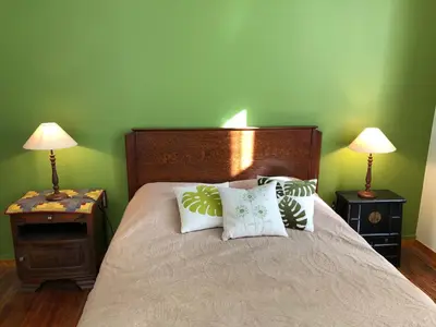 Un ou plusieurs lits dans un hébergement de l'établissement Le Logis du Gast chambre verte