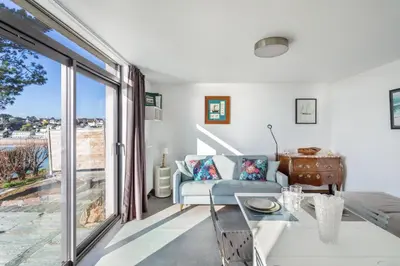 Coin salon dans l'établissement Jardin sur l'eau - Appt vue mer