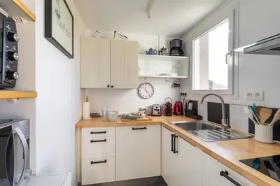 Cuisine ou kitchenette dans l'établissement Jardin sur l'eau - Appt vue mer