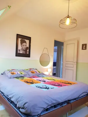 Un ou plusieurs lits dans un hébergement de l'établissement Magnifique villa avec piscine intérieure
