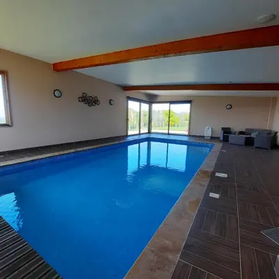 Piscine de l'établissement Magnifique villa avec piscine intérieure ou située à proximité