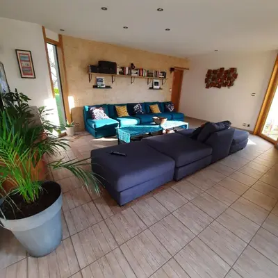 Coin salon dans l'établissement Magnifique villa avec piscine intérieure