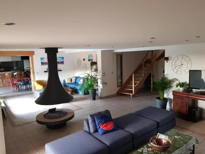 Télévision ou salle de divertissement dans l'établissement Magnifique villa avec piscine intérieure