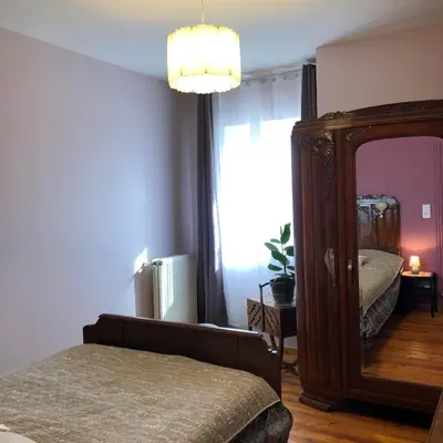 Un ou plusieurs lits dans un hébergement de l'établissement Le Logis du Gast chambre rose