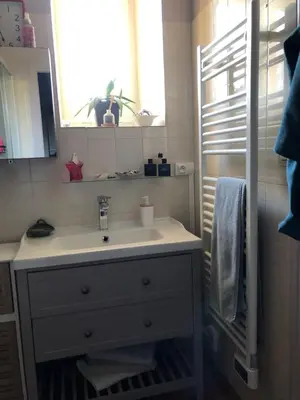 Salle de bains dans l'établissement Le Logis du Gast chambre rose