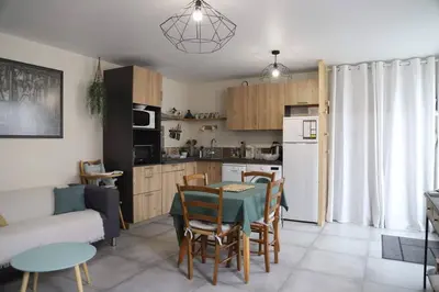 Cuisine ou kitchenette dans l'établissement Maison chaleureuse entre mer et campagne