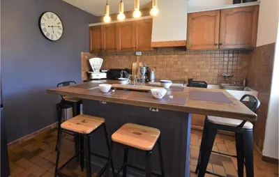 Cuisine ou kitchenette dans l'établissement Awesome Home In Saint-Brice-De-Landell