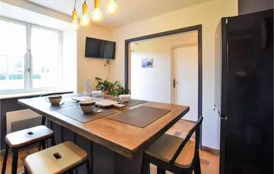 Télévision ou salle de divertissement dans l'établissement Awesome Home In Saint-Brice-De-Landell
