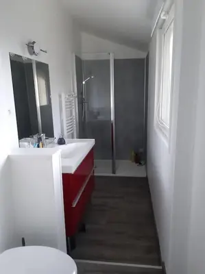 Salle de bains dans l'établissement L'OASIS