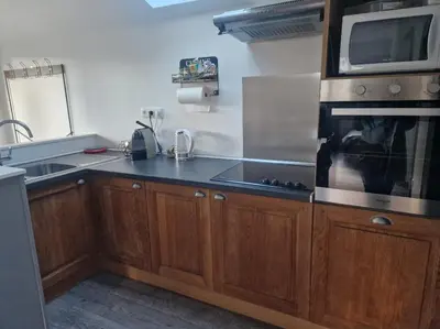 Cuisine ou kitchenette dans l'établissement L'OASIS