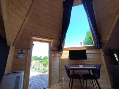 Télévision ou salle de divertissement dans l'établissement Cottage climatisé avec baignoire SPA 2 personnes