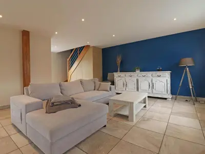 Coin salon dans l'établissement Maison rénovée avec jardin clos, 3 chambres, recharge EV gratuite, proche Suisse Normande - FR-1-497-178
