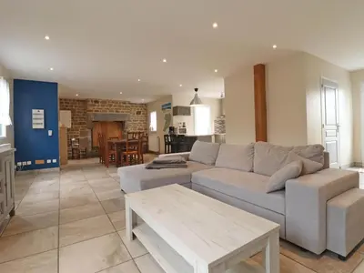 Coin salon dans l'établissement Maison rénovée avec jardin clos, 3 chambres, recharge EV gratuite, proche Suisse Normande - FR-1-497-178