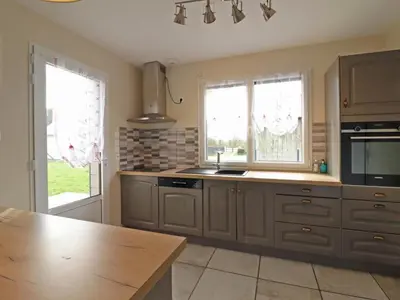 Cuisine ou kitchenette dans l'établissement Maison rénovée avec jardin clos, 3 chambres, recharge EV gratuite, proche Suisse Normande - FR-1-497-178