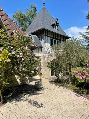 Jardin de l'établissement GÎTE LA TOURELLE AVEC PISCINE chauffée - 5 mn de la mer et Cabourg