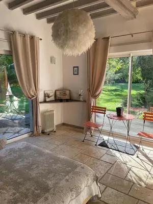 Coin salon dans l'établissement GÎTE LA TOURELLE AVEC PISCINE chauffée - 5 mn de la mer et Cabourg
