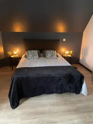 Un ou plusieurs lits dans un hébergement de l'établissement GÎTE LA TOURELLE AVEC PISCINE chauffée - 5 mn de la mer et Cabourg