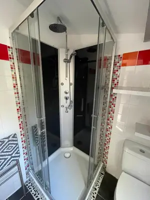 Salle de bains dans l'établissement GÎTE LA TOURELLE AVEC PISCINE chauffée - 5 mn de la mer et Cabourg