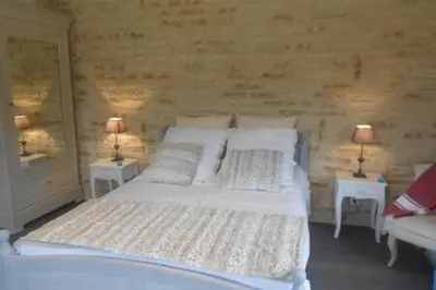 Un ou plusieurs lits dans un hébergement de l'établissement GÎTE LA TOURELLE AVEC PISCINE chauffée - 5 mn de la mer et Cabourg