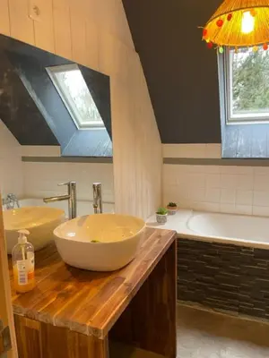 Salle de bains dans l'établissement GÎTE LA TOURELLE AVEC PISCINE chauffée - 5 mn de la mer et Cabourg