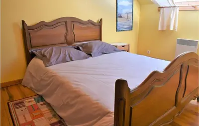 Un ou plusieurs lits dans un hébergement de l'établissement 6 Bedroom Stunning Home In Janville