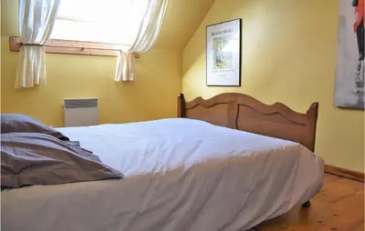 Un ou plusieurs lits dans un hébergement de l'établissement 6 Bedroom Stunning Home In Janville