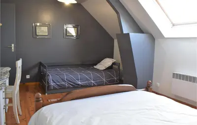 Un ou plusieurs lits dans un hébergement de l'établissement 6 Bedroom Stunning Home In Janville