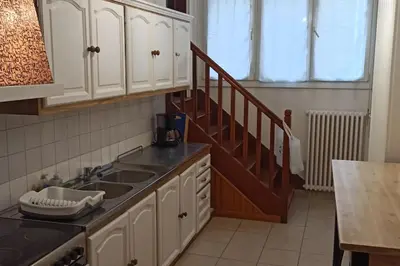 Cuisine ou kitchenette dans l'établissement Petite maison de bourg proche A84