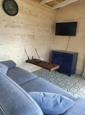 Télévision ou salle de divertissement dans l'établissement Ma roulotte adorée