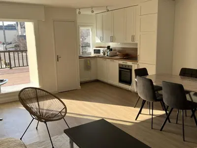 Cuisine ou kitchenette dans l'établissement Appartement 3 pièces avec terrasses et vue mer - Parking inclus - FR-1-487-349