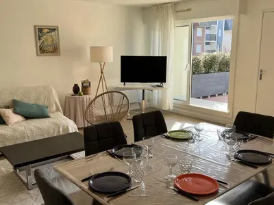 Télévision ou salle de divertissement dans l'établissement Appartement 3 pièces avec terrasses et vue mer - Parking inclus - FR-1-487-349