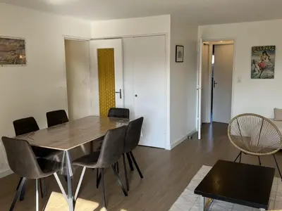 Coin salon dans l'établissement Appartement 3 pièces avec terrasses et vue mer - Parking inclus - FR-1-487-349