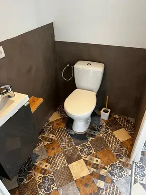 Salle de bains dans l'établissement Domaine de la Ville Chérel, maison en pierre