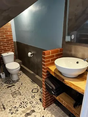 Salle de bains dans l'établissement Domaine de la Ville Chérel, maison en pierre
