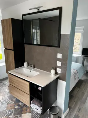 Un ou plusieurs lits dans un hébergement de l'établissement Domaine de la Ville Chérel, maison en pierre