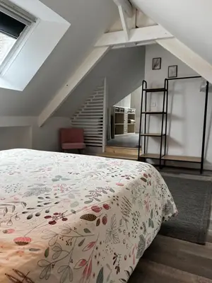 Un ou plusieurs lits dans un hébergement de l'établissement Domaine de la Ville Chérel, maison en pierre